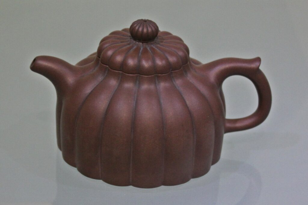 Ribbed Chrysanthamum Yixing teapot Wang Yinchun Ribbed style: Chrysanthamum teapot by Wang Yinchun