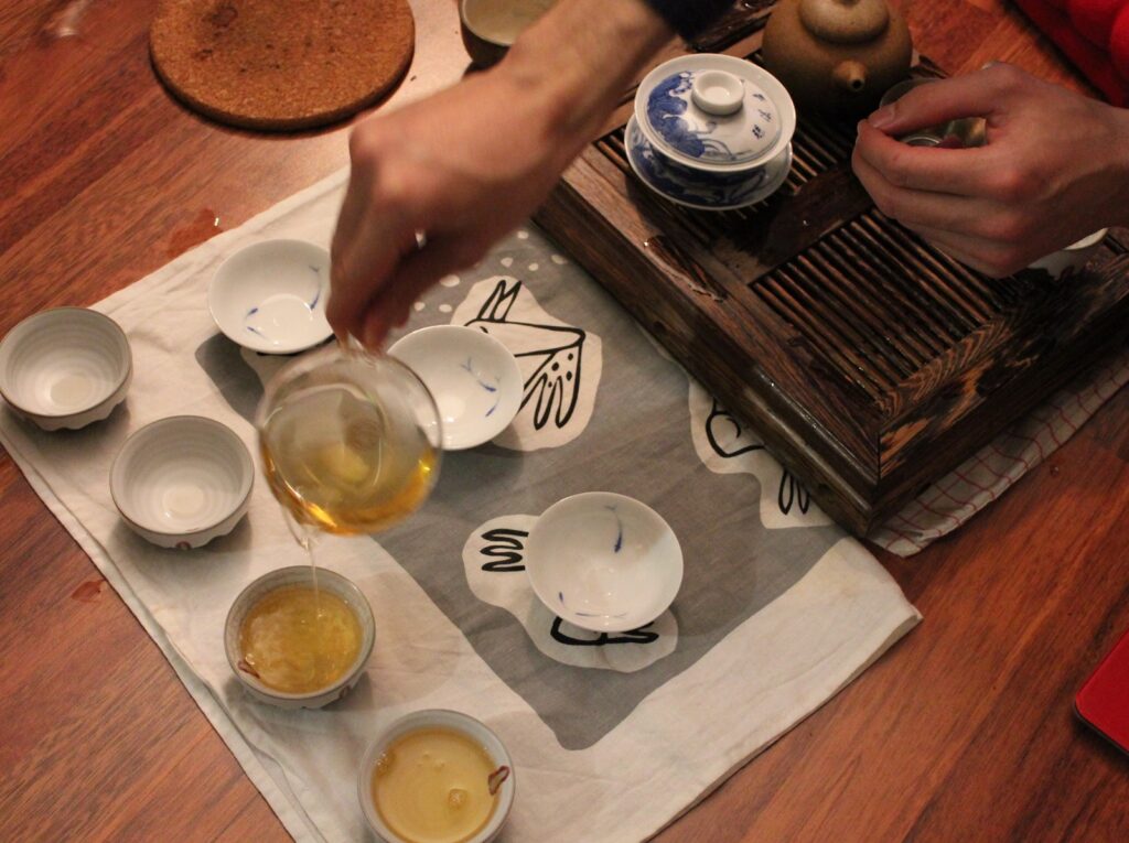 gongfu tea, pouring tea into tea cups