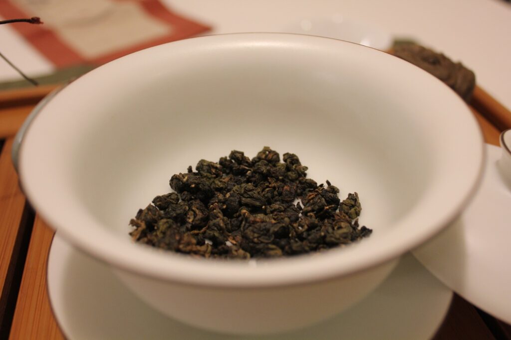 dong ding oolong dry dry tea leaves in a gaiwan