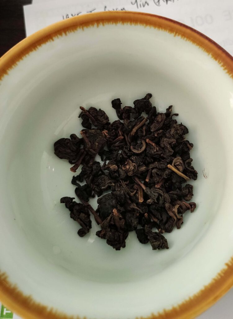 dry tea leaves in gaiwan