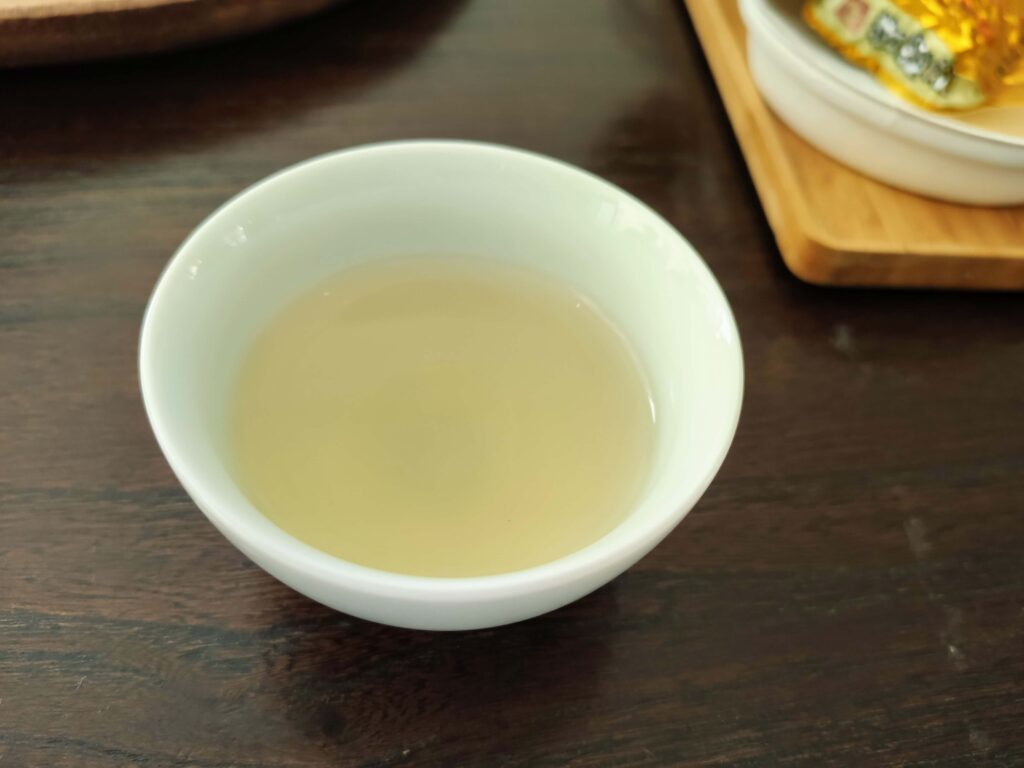 Baozhong Oolong Liquor tea liquor in white tea cup
