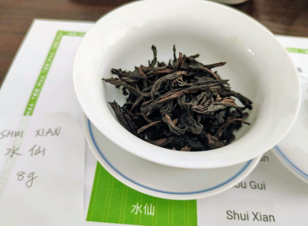 dry tea leaves in gaiwan