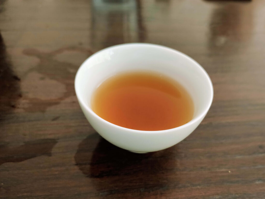 Shui Xian Liquor tea liquor in white tea cup