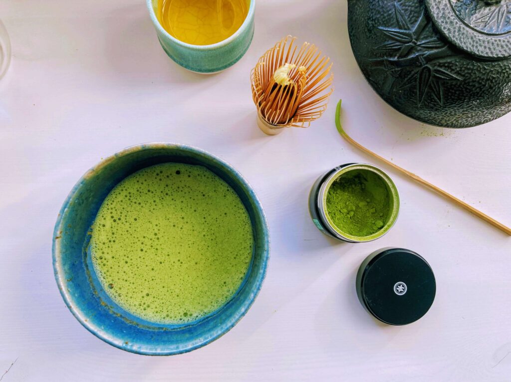 IMG_8387_Hoshino_Yuuki_web matcha in a bowl with whisk and tea tin