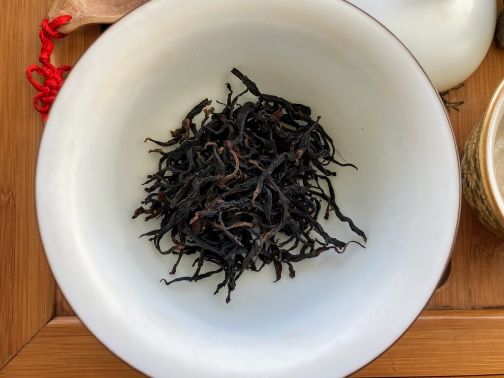 Yesheng Gushu Hongcha dry tea leaves in gaiwan