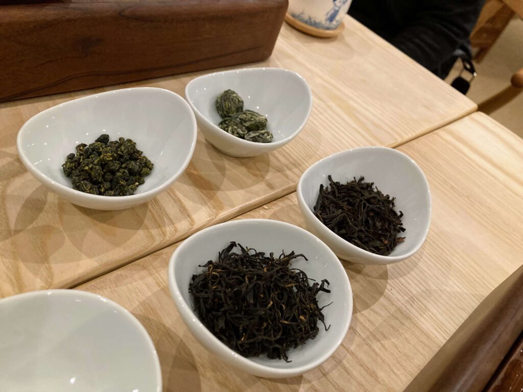 4 dry teas 4 bowls with dry tea leaves