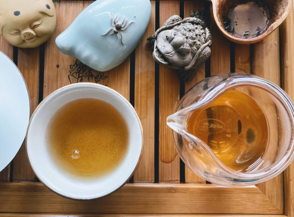 W2T_2018Gongmei7_web Gongmei tea in a cup and jug on a tea tray